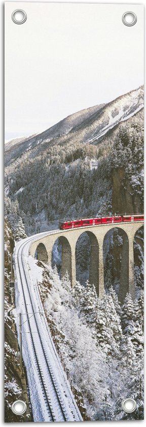 WallClassics - Tuinposter – Rode Trein door de Bergen in de Sneeuw - 20x60 cm Foto op Tuinposter  (wanddecoratie voor buiten en binnen)