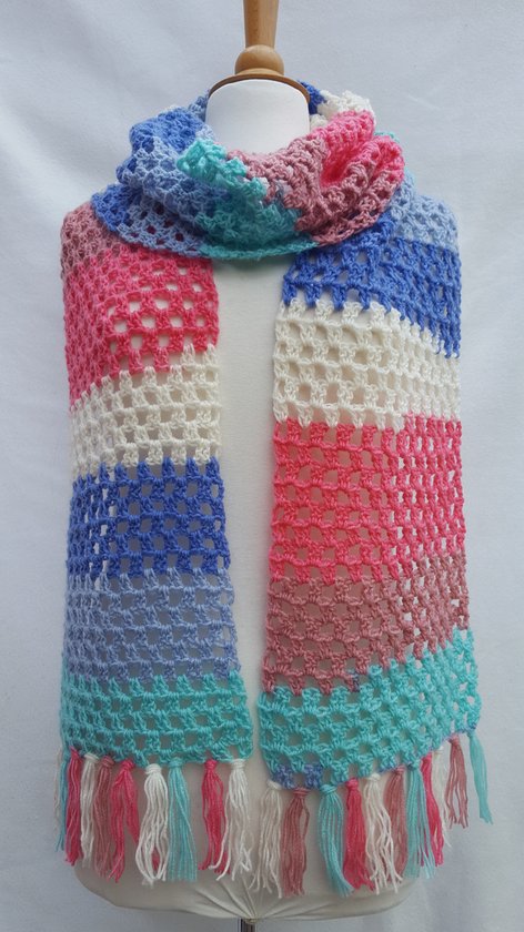 Lange sjaal met franjes gehaakt in gaatjespatroon in wit blauwtinten en rozetinten handgemaakt