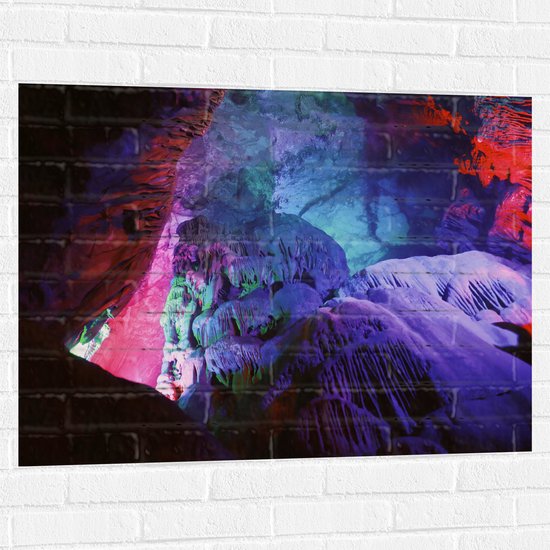 WallClassics - Muursticker - Rood Blauw en Paarse Kleuren in een Grot - 100x75 cm Foto op Muursticker