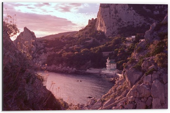 WallClassics - Dibond - Immeuble Wit sur la Côte Entre les Montagnes - Photo 60x40 cm sur Aluminium (Avec Système d'accrochage)