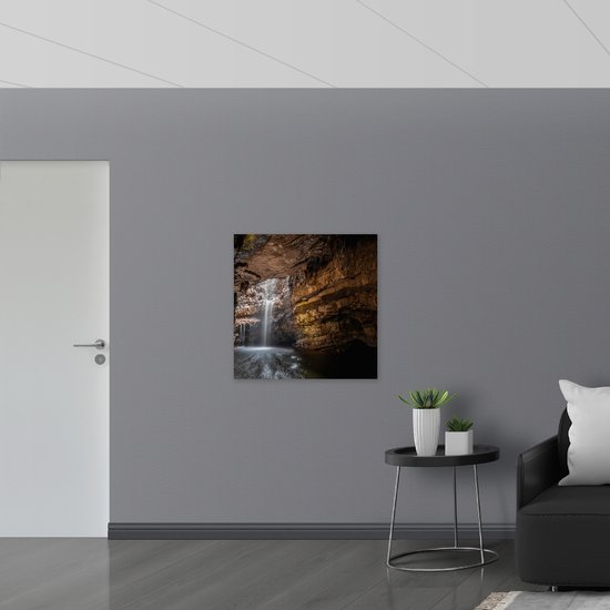 WallClassics - Hout - Waterval in een Grot - 80x80 cm - 12 mm dik - Foto op Hout (Met Ophangsysteem)