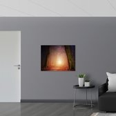 WallClassics - Poster Glanzend – Licht aan het Einde van een Mistig Bospad - 100x75 cm Foto op Posterpapier met Glanzende Afwerking