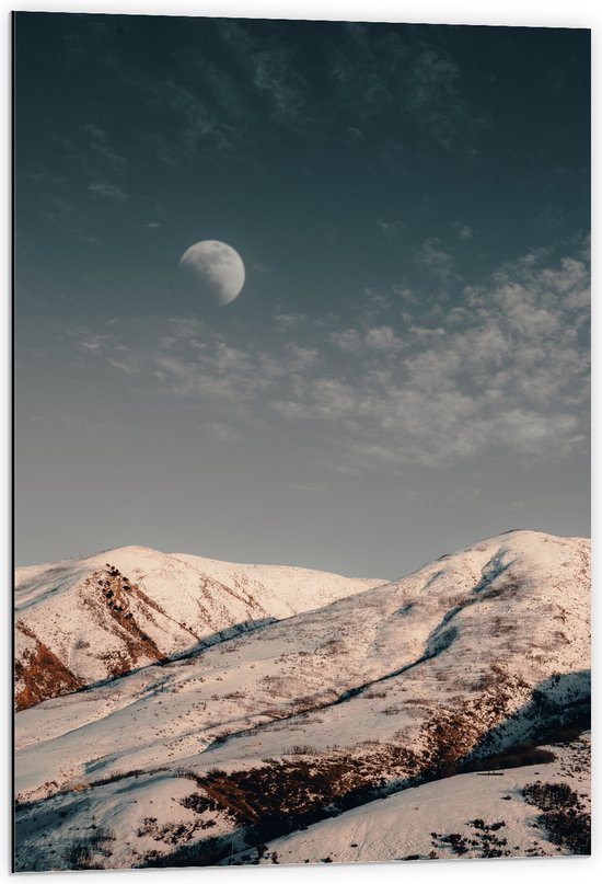 WallClassics - Dibond - Maan boven Sneeuwbergen overdags - 60x90 cm Foto op Aluminium (Met Ophangsysteem)