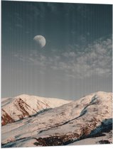 WallClassics - Vlag - Maan boven Sneeuwbergen overdags - 75x100 cm Foto op Polyester Vlag