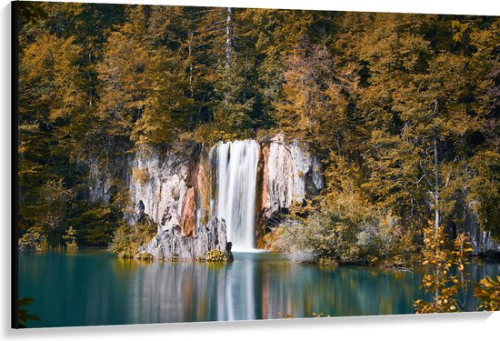 WallClassics - Canvas  - Waterval vanuit het Bos in een Meer - 150x100 cm Foto op Canvas Schilderij (Wanddecoratie op Canvas)