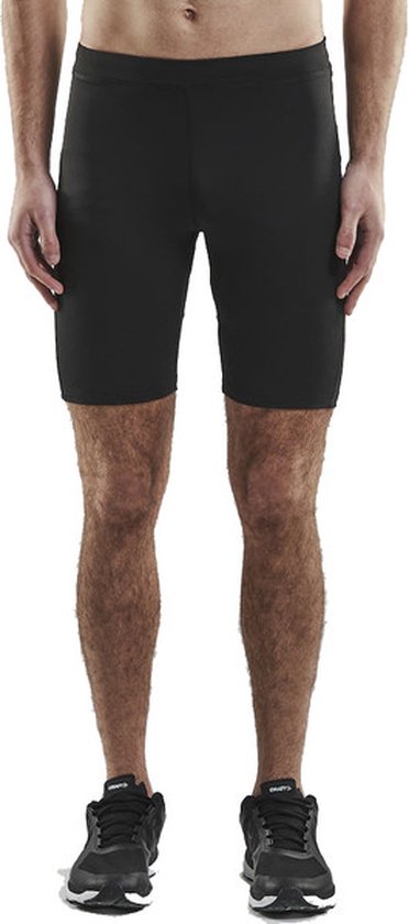 Man, voorkant, zwart kort sportbroekje met korte pijpen, tot op de knie.