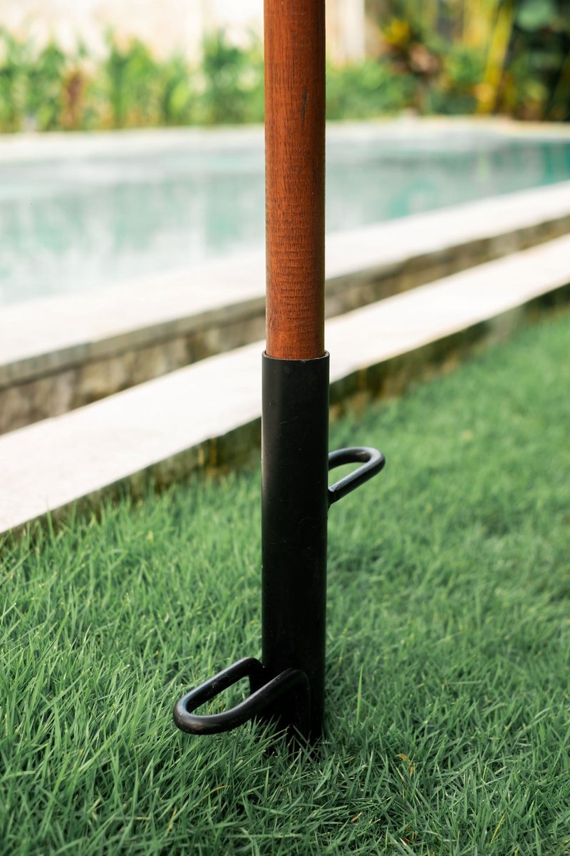 Handgeknoopte parasol spike in beige kleur met handgemaakt patroon en stevige metalen spies.
