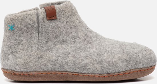 Grijze wollen vilten slof met bruin leren detail, oranje zoolstiksels en klein blauw ster-icoon.