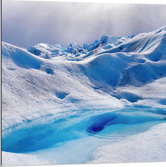 WallClassics - Dibond - Sneeuwbergen - 80x80 cm Foto op Aluminium (Wanddecoratie van metaal)