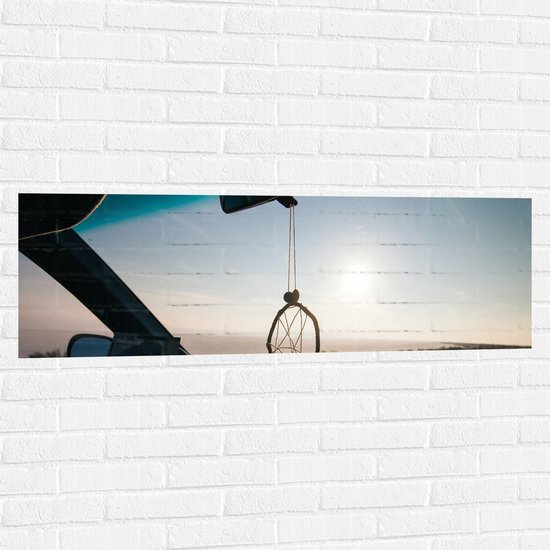WallClassics - Muursticker - Dromenvanger aan Autospiegel - 120x40 cm Foto op Muursticker