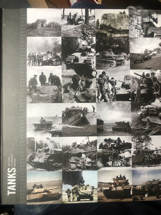 Boekomslag met een collage van zwart-witfoto's van militaire tanks en soldaten, met de titel 'Tanks: 100 years of armoured warfare'.