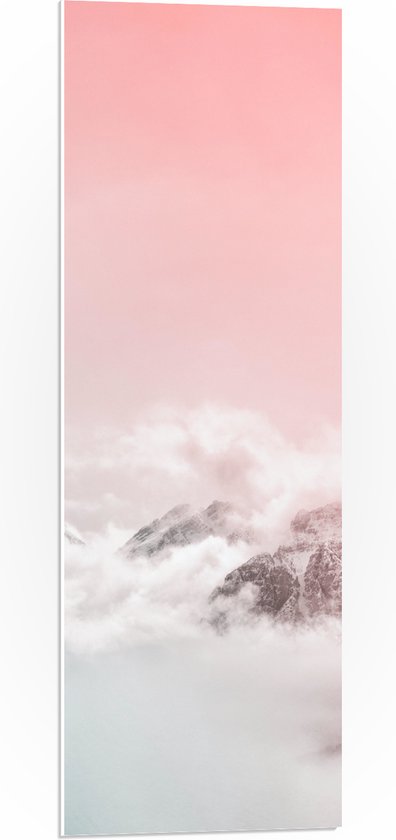 WallClassics - PVC Schuimplaat - Roze Lucht boven Wolken en Bergen - 30x90 cm Foto op PVC Schuimplaat (Met Ophangsysteem)