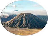 WallClassics - Dibond Ovaal - Wolken boven Bromo Vulkaan, Indonesië - 68x51 cm Foto op Ovaal (Met Ophangsysteem)