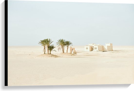 WallClassics - Canvas  - Woestijn met Palmbomen en Gebouw - 90x60 cm Foto op Canvas Schilderij (Wanddecoratie op Canvas)