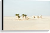 WallClassics - Canvas  - Woestijn met Palmbomen en Gebouw - 60x40 cm Foto op Canvas Schilderij (Wanddecoratie op Canvas)