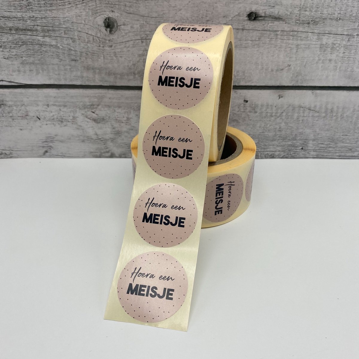 Geboorte sticker rol Hoera een meisje - cadeausticker baby - sluitsticker geboortekaart - kraamcadeau sticker - 500 stuks