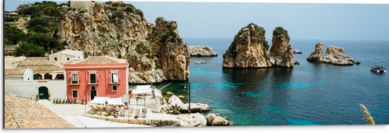 WallClassics - Dibond - Tonnara di Scopello - Italië - 90x30 cm Foto op Aluminium (Met Ophangsysteem)