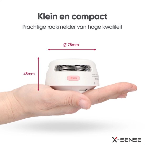 Witte rookmelder in de handpalm, met afmetingen 78mm breed en 48mm hoog. Klein en compact.
