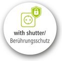 Ronde witte sticker met groene pictogrammen van een stopcontact met sluiter en schild met slot. Tekst: "with shutter/Berührungsschutz".