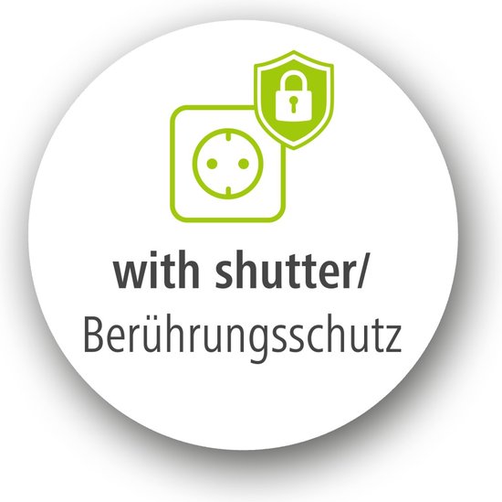 Ronde witte sticker met groene pictogrammen van een stopcontact met sluiter en schild met slot. Tekst: "with shutter/Berührungsschutz".