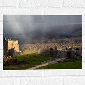 WallClassics - Muursticker - Ruïne van een Oud Kasteel - 40x30 cm Foto op Muursticker