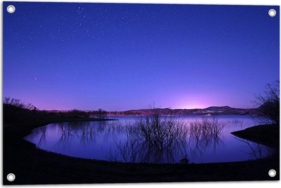 WallClassics - Tuinposter – Meer in de Nacht bij Paars met Blauwe Lucht - 75x50 cm Foto op Tuinposter  (wanddecoratie voor buiten en binnen)