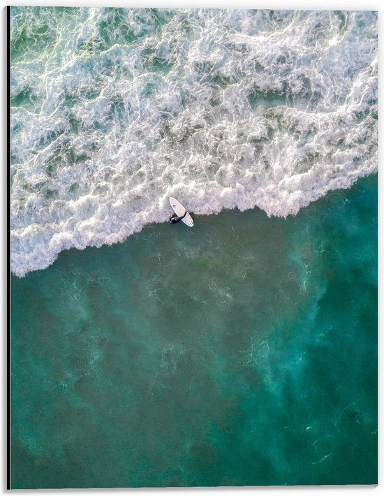 WallClassics - Dibond - Surfer in de Zee - 30x40 cm Foto op Aluminium (Met Ophangsysteem)