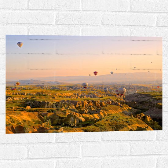 WallClassics - Muursticker - Luchtballonnen boven Bergen en Heuvels - 75x50 cm Foto op Muursticker