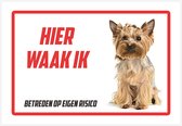 Bord | Waakbord | "Hier waak ik" | 30 x 20 cm | Yorkshireterriër | Yorkske | Yorkshire Terrier | Carmen Waterslaeghers | Waakhond | Hond | Dog | Chien | Betreden op eigen risico | Polystyreen | Rechthoek | Witte achtergrond