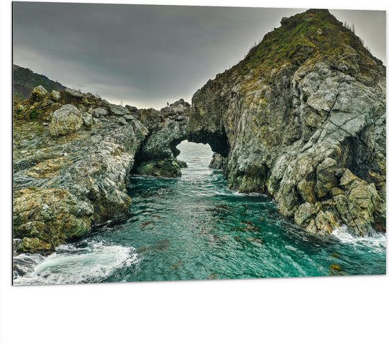 WallClassics - Dibond - Bergen met Tunnel in de Zee - 100x75 cm Foto op Aluminium (Met Ophangsysteem)