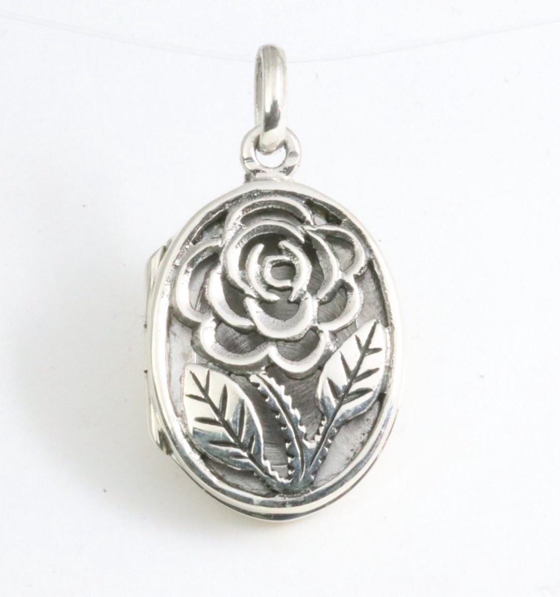 Fijn opengewerkt zilveren medaillon met roos