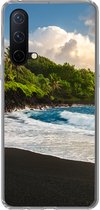 Geschikt voor OnePlus Nord CE 5G hoesje - Een zwart zandstrand van Hawaii - Siliconen Telefoonhoesje