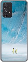 Geschikt voor Samsung galaxy a73 hoesje - Twee keizerpinguïns voor een ijsberg - Siliconen Telefoonhoesje