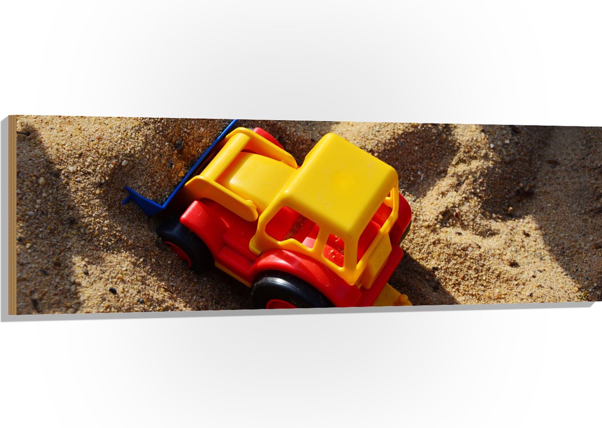 WallClassics - Hout - Foto van Speelgoed Trekker in Zand - 150x50 cm - 12 mm dik - Foto op Hout (Met Ophangsysteem)