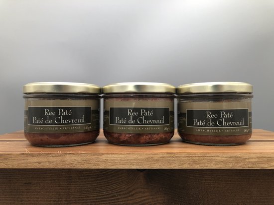 Drie potjes reepaté van 180g met gouden deksels. Zwarte labels met witte tekst: 'Ree Paté Paté de Chevreuil AMBACHTELIJK ARTISANALE 180g e'.