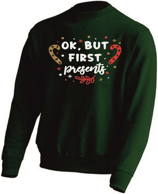 Pull de Noël vert foncé avec le texte "OK, BUT FIRST PRESENTS" en lettres blanches, décorations de Noël comme des cannes en sucre et étoiles.