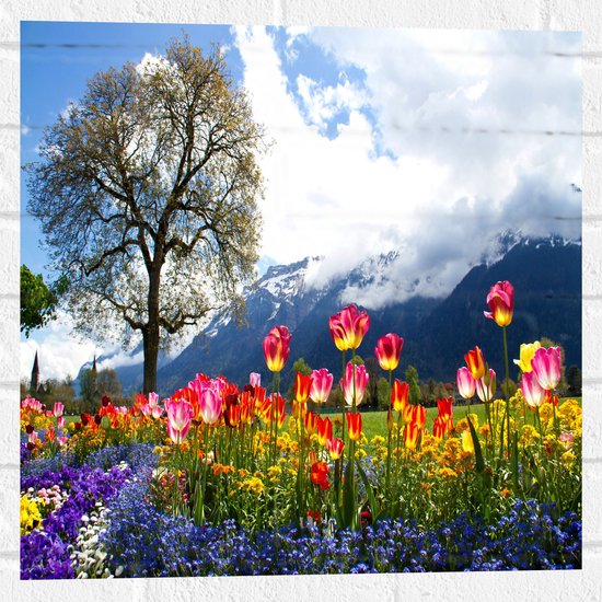 WallClassics - Muursticker - Felgekleurde Bloemen in het Veld met Berg en Boom - 50x50 cm Foto op Muursticker