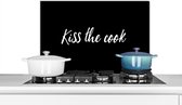 Spatscherm keuken 70x50 cm - Kookplaat achterwand Quotes - Spreuken - Zoen - Kiss the cook - Kok - Muurbeschermer - Spatwand fornuis - Hoogwaardig aluminium