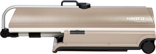 Opgevouwen beige zonnehemel met wielen en een draaggreep.