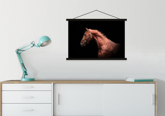 Portrait d'un cheval brun sur fond noir poster textielposter lattes noires 90x60 cm - Tirage photo sur plaque école (décoration murale salon / chambre)