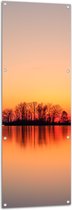 WallClassics - Tuinposter – Rode Lucht bij Bomen - 50x150 cm Foto op Tuinposter  (wanddecoratie voor buiten en binnen)