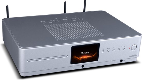 Zilverkleurige audiospeler met Omnia display, cd-sleuf en bedieningsknoppen, vanuit een schuin perspectief.