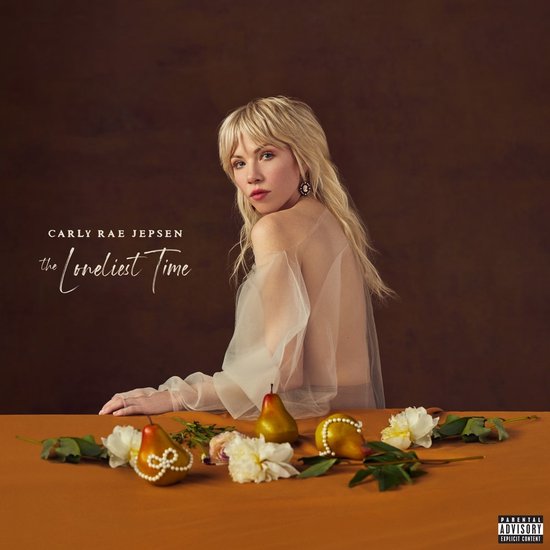 Carly Rae Jepsen staat op een bruine achtergrond, met haar hoofd schuin naar achteren gedraaid. Ze draagt een doorzichtige witte jurk. Voor haar liggen peren met parels versierd, bloemen en bladeren op een oranje tafel.