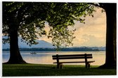 WallClassics - Panneau de mousse PVC - Banc au bord du lac avec vue sur les Montagnes - Photo 60x40 cm sur panneau de mousse PVC