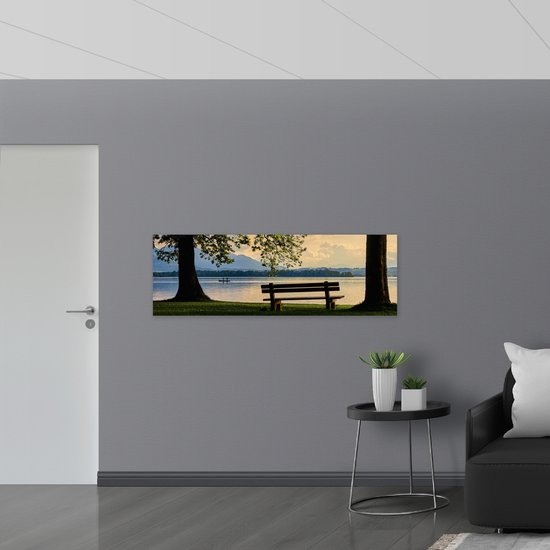 WallClassics - Panneau de mousse PVC - Banc au bord du lac avec vue sur les Montagnes - Photo 150x50 cm sur panneau de mousse PVC