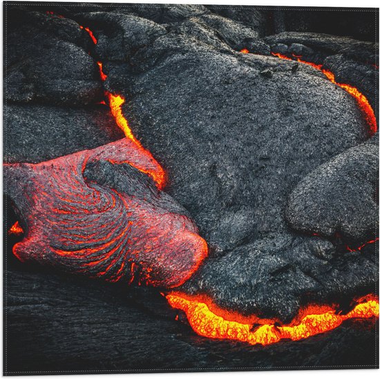 WallClassics - Vlag - Brandend Magma bij Vulkaan - 50x50 cm Foto op Polyester Vlag