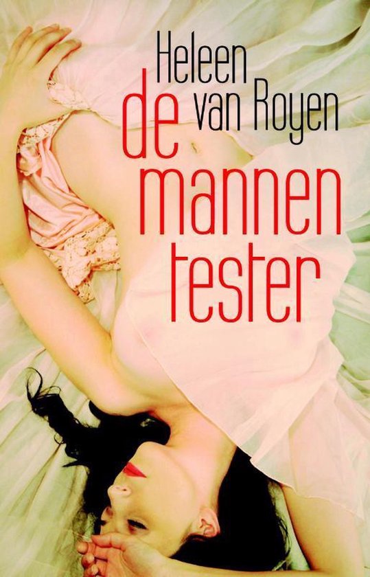 Vrouw ligt op haar rug, met haar hoofd naar beneden, gekleed in een roze satijnen nachtjapon. De titel 'Heleen de mannen tester' staat in rode letters op de afbeelding.