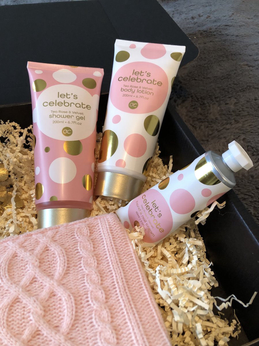 Goedkoopste Geschenkset beauty -toilettas gebreid roze - badset- gouden fotokader J line - leuk geschenk voor kerst!