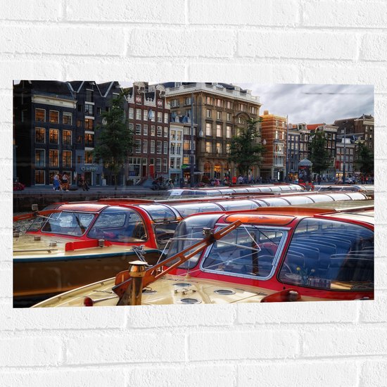 WallClassics - Muursticker - Toeristenboten in Amsterdamse Grachten - 75x50 cm Foto op Muursticker