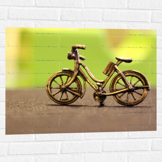 WallClassics - Muursticker - Miniatuurbeeld van Gouden Fiets - 80x60 cm Foto op Muursticker